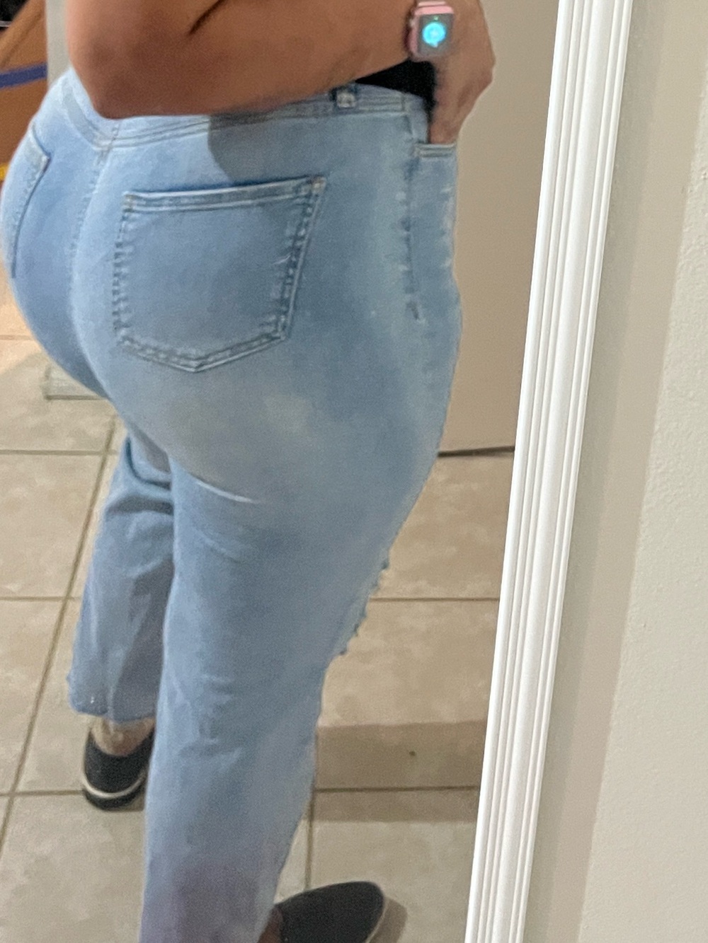 PETAL AND PUP | Light awash High Rise Jeans
Distressed and raw hem Sz 10
